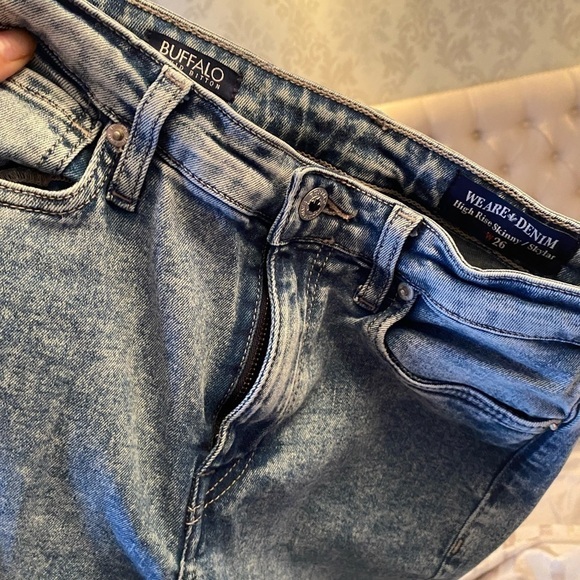 Buffalo high rise jeans. Skinny jeans , very flattering light blue jeans - Picture 3 of 10